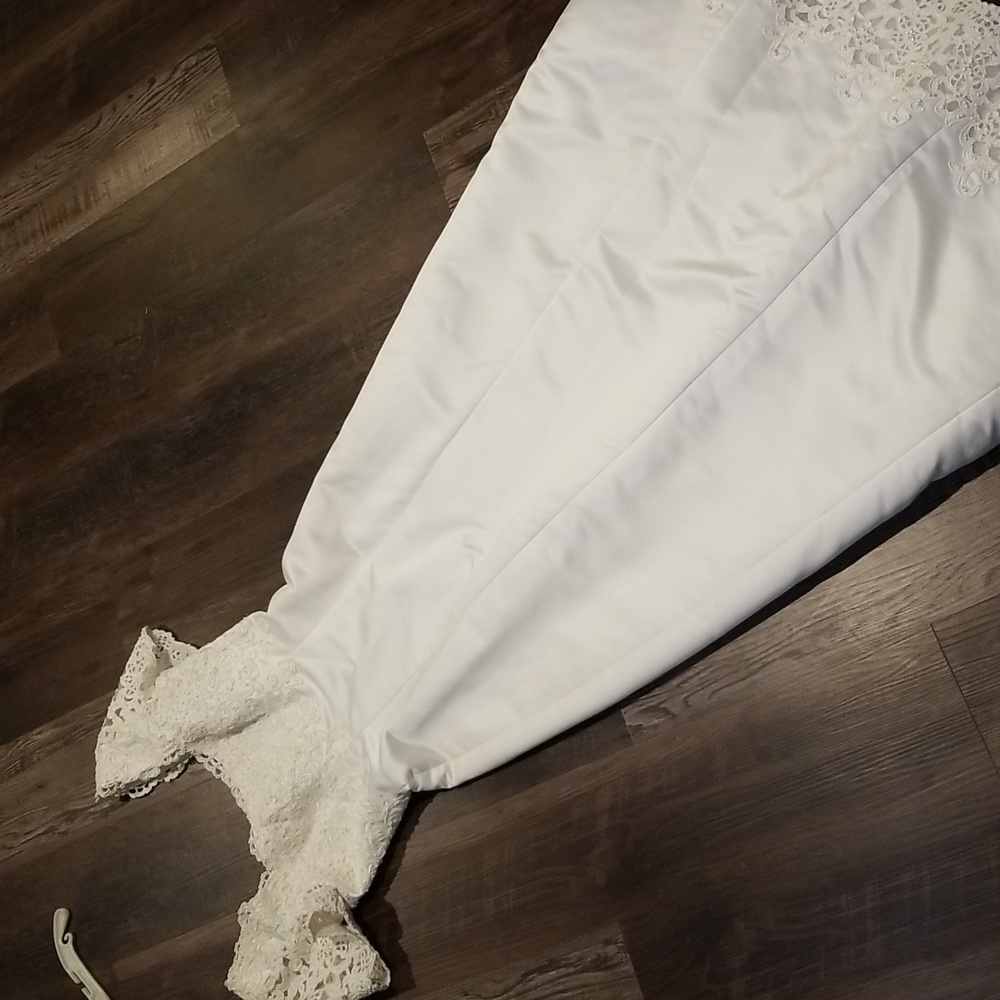 Beautiful vintage short sleeve Wedding dress sz 14. A-line dress, gorgeous lace